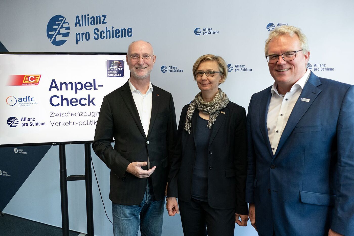 Ampel-Check: Stefan Heimlich vom ACE, Angela Kohls vom ADFC und Dirk Flege von der Allianz pro Schiene (v.l.n.r.).
