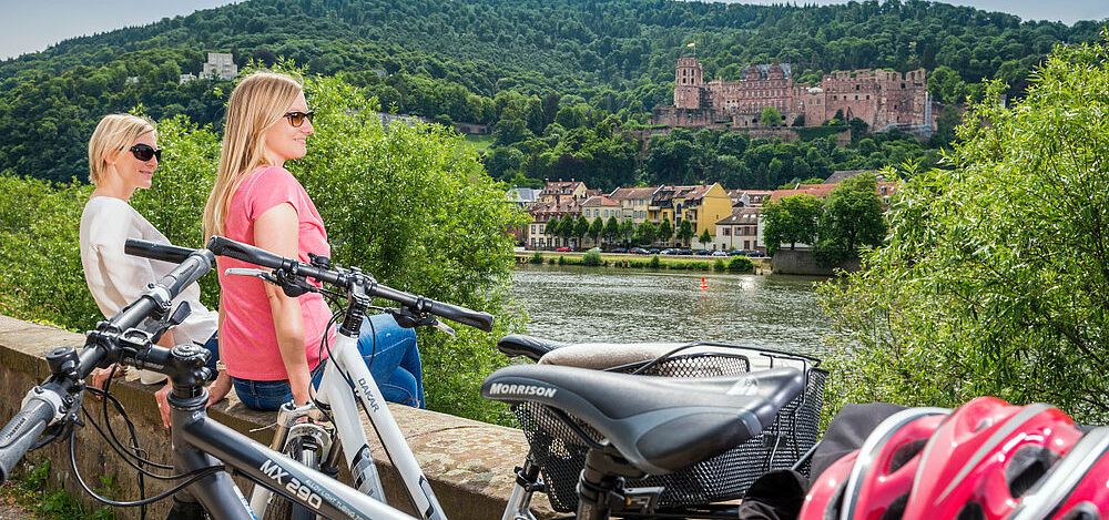 Heidelberg_Radler mit Schlosspanorama und Neckar