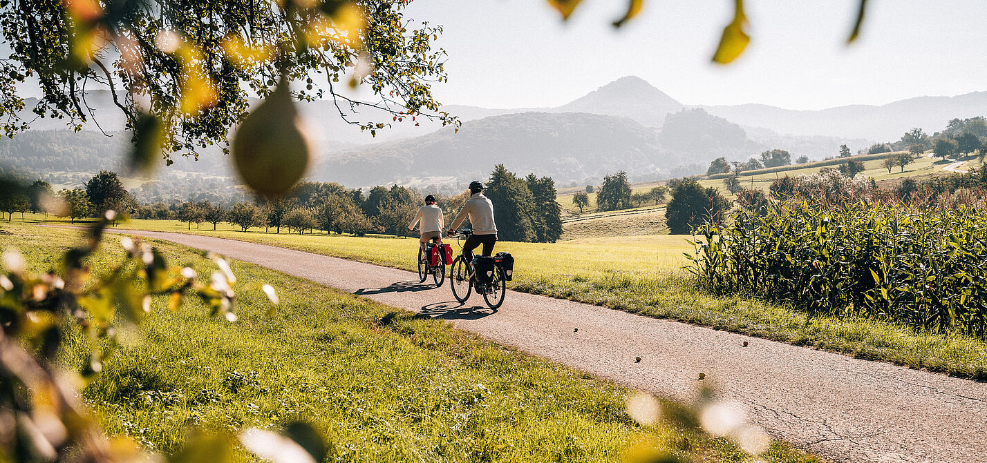 Schwäbische Alb Radweg - Radfahrende unterhalb des Albtraufs Schwäbische Alb Radweg - Radfahrende unterhalb des Albtraufs