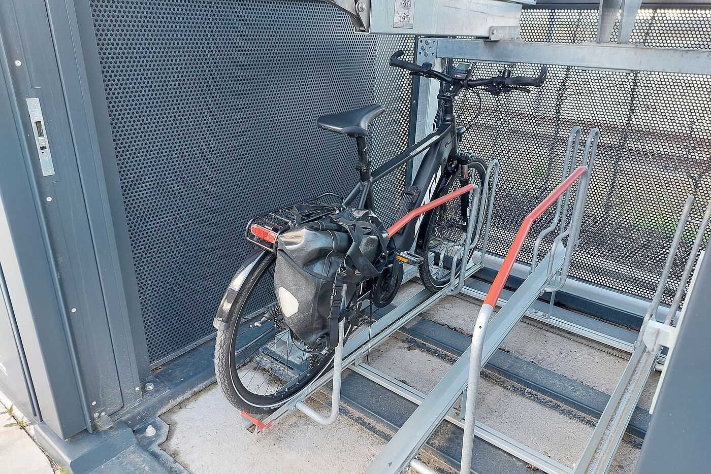 Sammelgarage am Mobilitätspunkt Stadionstraße mit Fahrrad in der unteren Etage