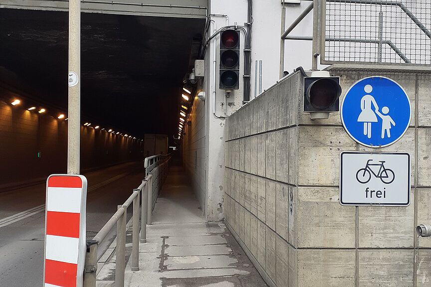 Zufahrt zum Flughafentunnel für Radfahrende Zufahrt zum Flughafentunnel für Radfahrer