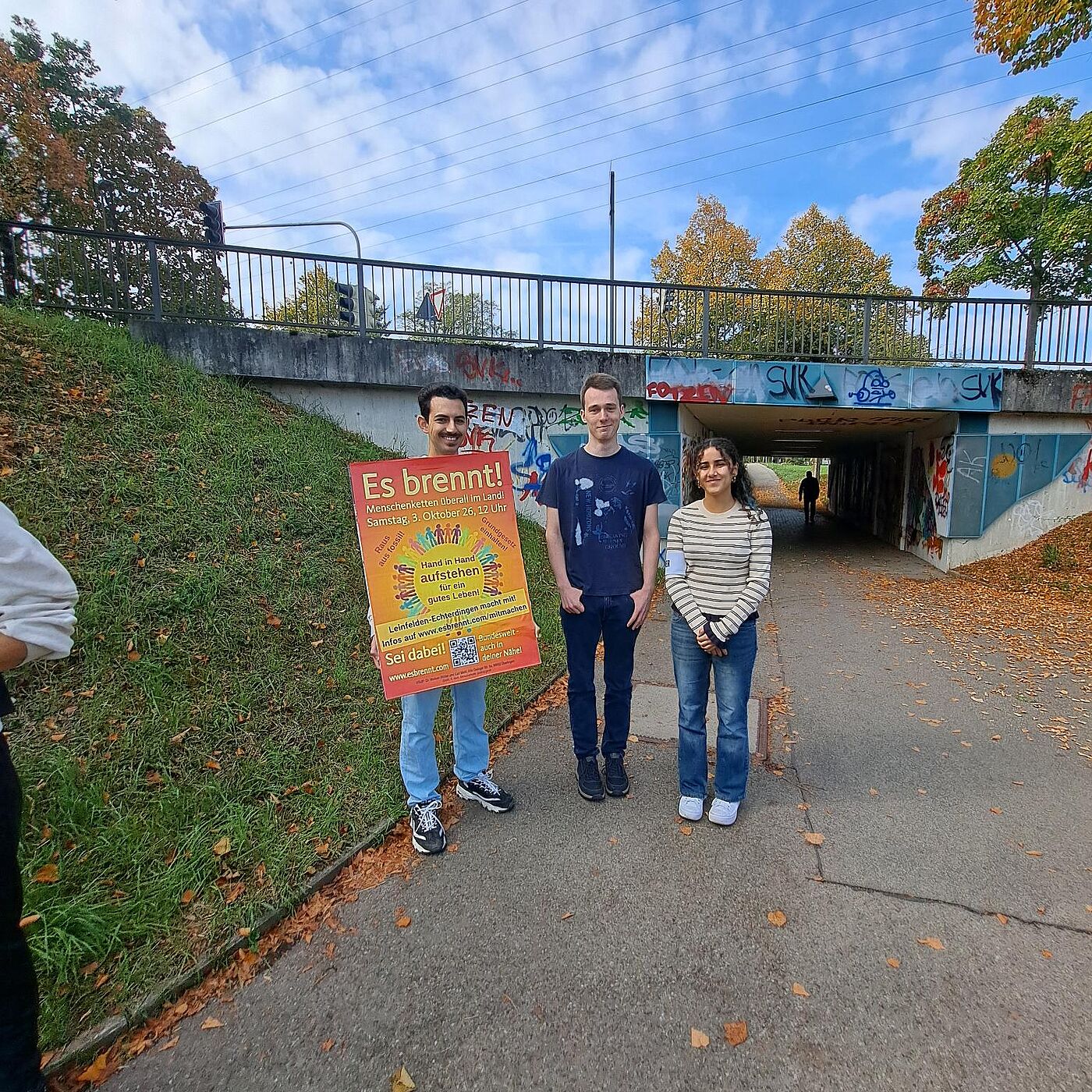 junge Helfer mit Plakat