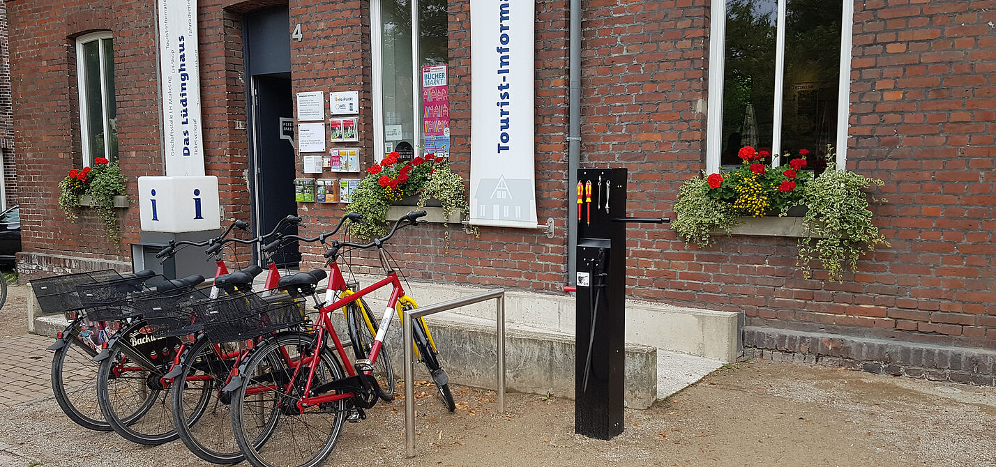 Servicestation vor dem Lüdinghaus