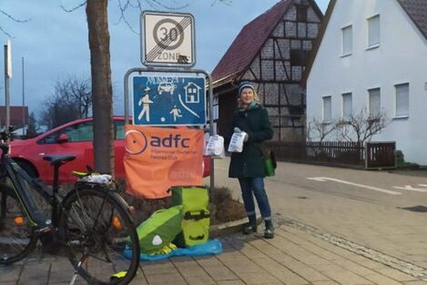 WinterBikeToWorkDay Der ADFC Ostfildern verteilt Vespertüten an Winter-Radler