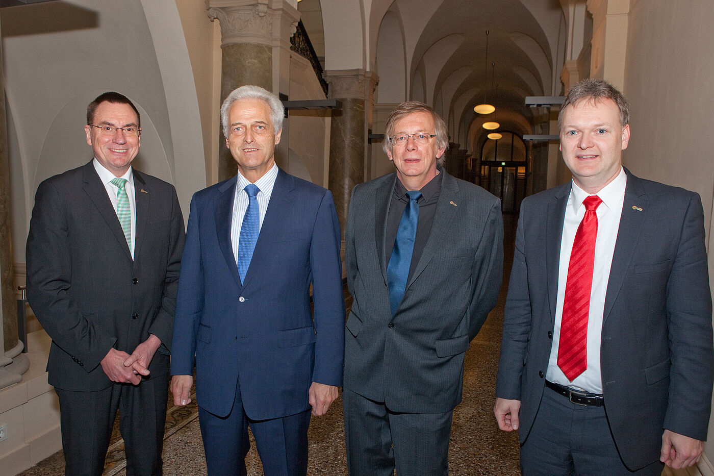 Treffen mit dem damaligen Bundesverkehrsminiter. Ulrich Syberg, Peter Ramsauer (CSU), Ludger Koopmann und Burkhard Stork (v.l.n.r.). Treffen mit dem damaligen Bundesverkehrsminiter. Ulrich Syberg, Peter Ramsauer (CSU), Ludger Koopmann und Burkhard Stork (v.l.n.r.).