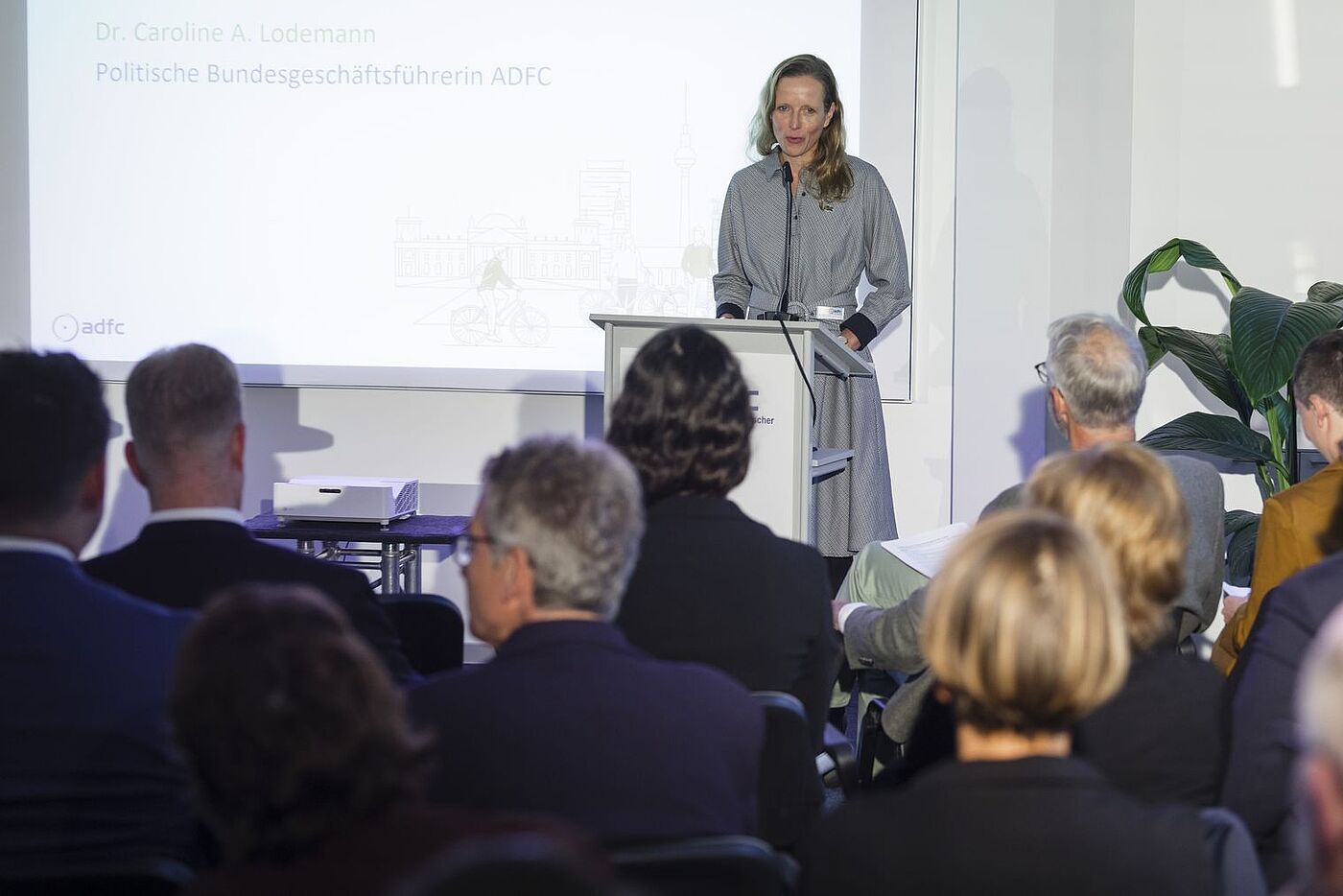 Dr. Caroline Lodemann, die Politische ADFC-Bundesgeschäftsführerin, stellte u. a. die Erfolge des ADFC vor.