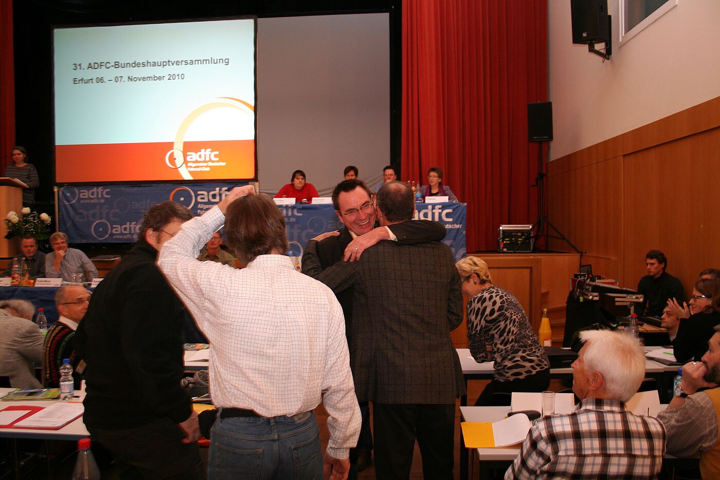 Gratulationen nach der Wahl zum ADFC-Bundesvorsitzenden 2010. Gratulationen nach der Wahl zum ADFC-Bundesvorsitzenden 2010.
