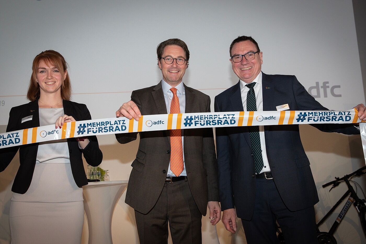 Rebecca Peters und Ulrich Syberg mit Bundesverkehrsminister Andreas Scheuer 2019 auf dem ADFC-Symposium. Rebecca Peters und Ulrich Syberg mit Bundesverkehrsminister Andreas Scheuer 2019 auf dem ADFC-Symposium.