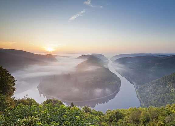 Aussicht auf die spektakuläre Saarschleife. Aussicht auf die Flussschleife der Saar in herbstlicher Landschaft