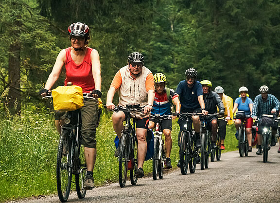 Radtour Gruppe von Menschen auf Fahrrädern im Wald