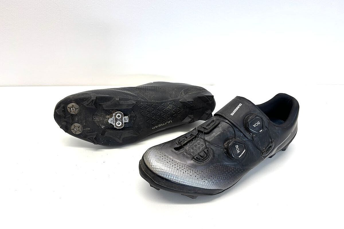 Shimano used Ein paar schwarze MTB-Schuhe von Shimano vor weißem Hintergrund.