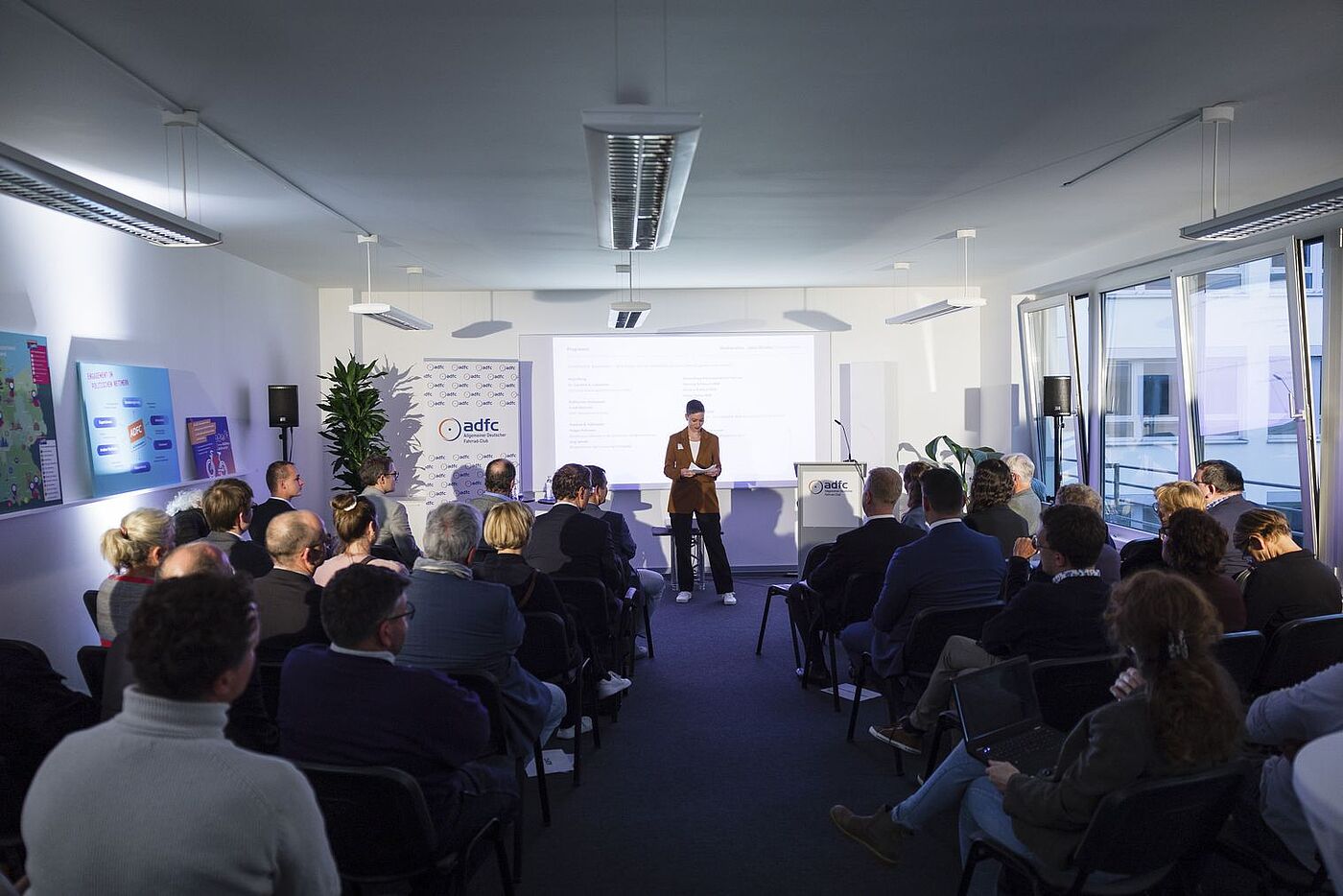 Der ADFC weihte seine neue Geschäftsstelle mit Moderatorin Jana Münkel (Mitte) und vielen Gästen ein.